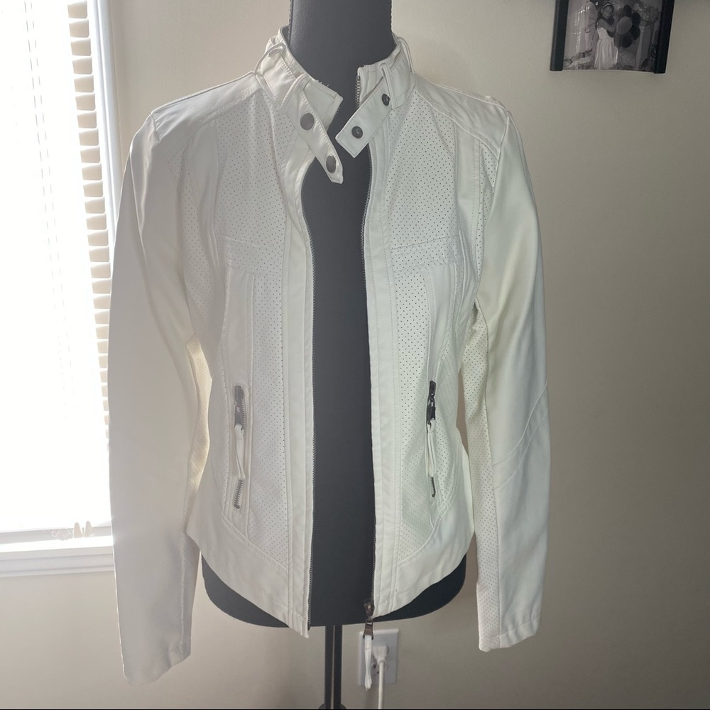 ❤️Suzy Shier Soft faux leather white jacket. Size Small, NWT